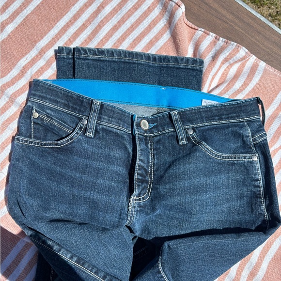 Wrangler Stretch Band Women’s Jeans (size 32) - Picture 3 of 4